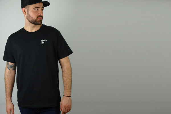 avakuk® D5 real is life. T-Shirt 230 gsm schwarz made in Portugal und Schweiz